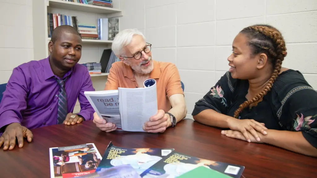 An English professor discusses an article with two students.