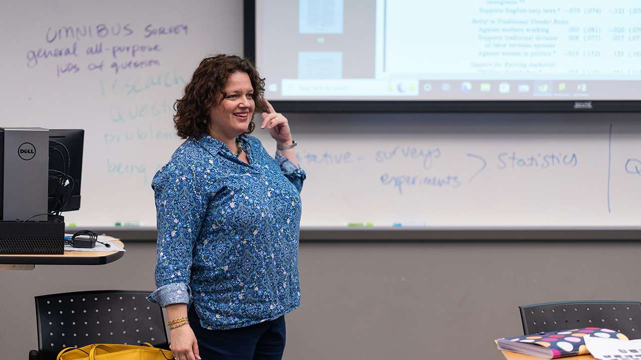 Dina Pinsky teaches in a clasroom.