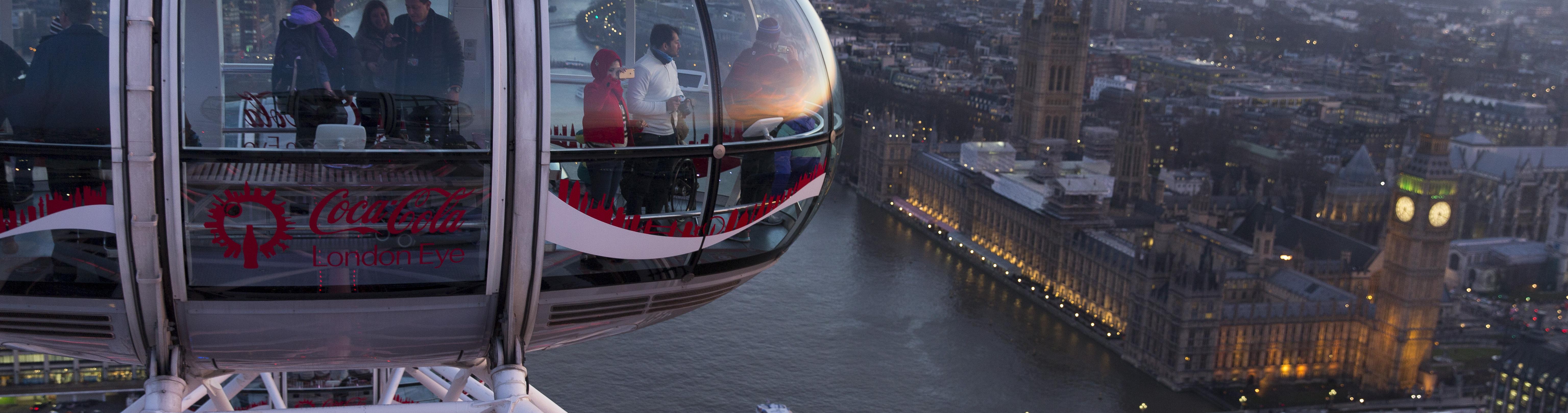 People in the London Eye ferris wheel looking over Parliament
