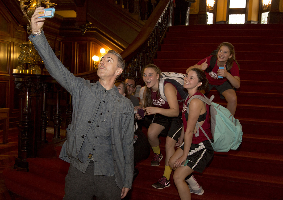 Alan Cumming taking a selfie with Arcadia's students