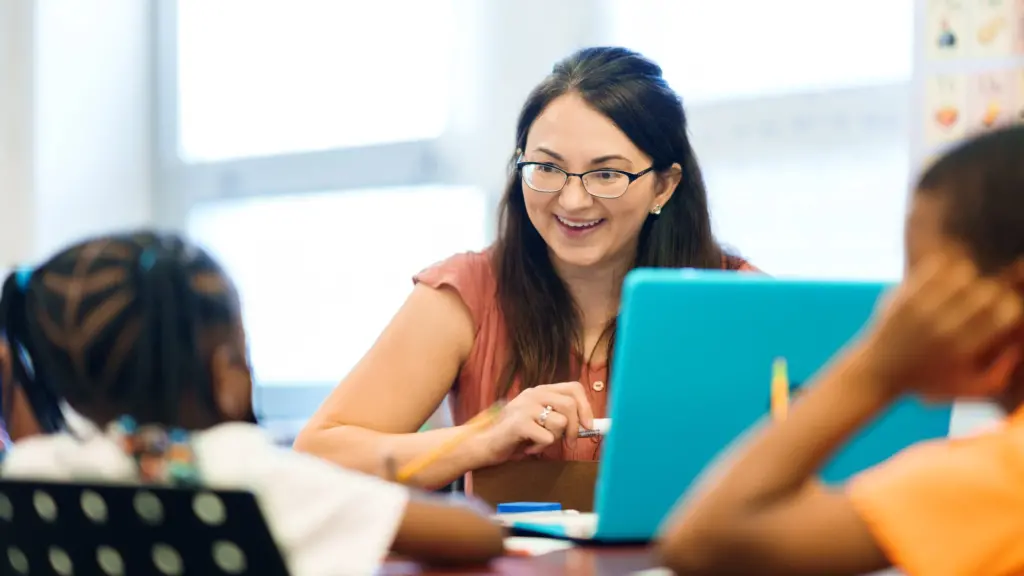 A grad student teaches students in the literacy seminar.