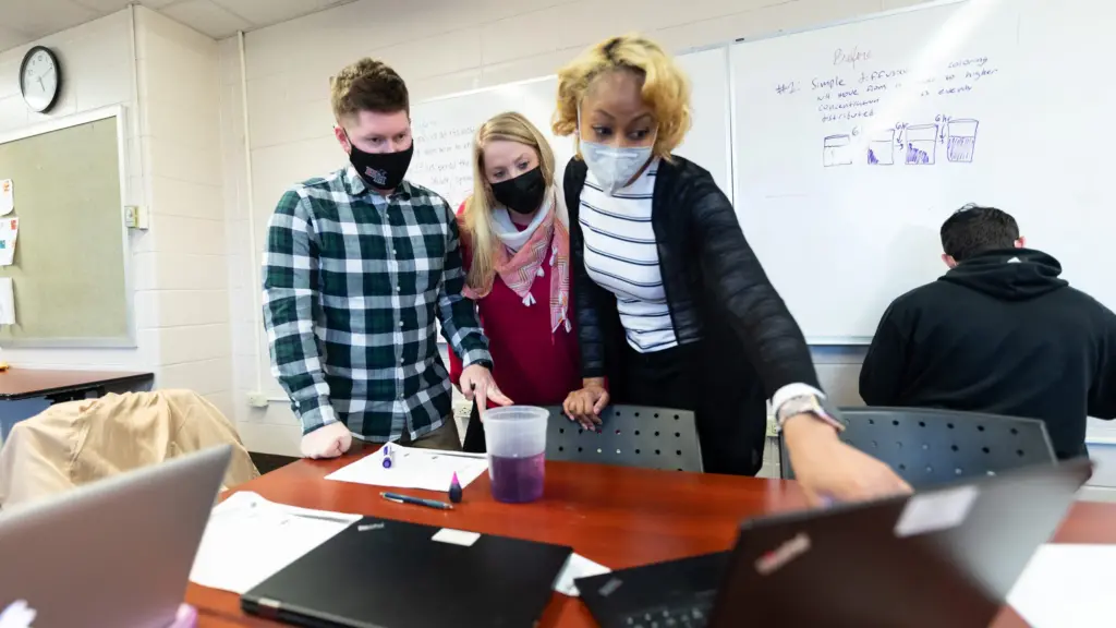 Grad students learning STEM teaching skills work on an assignment together in class.