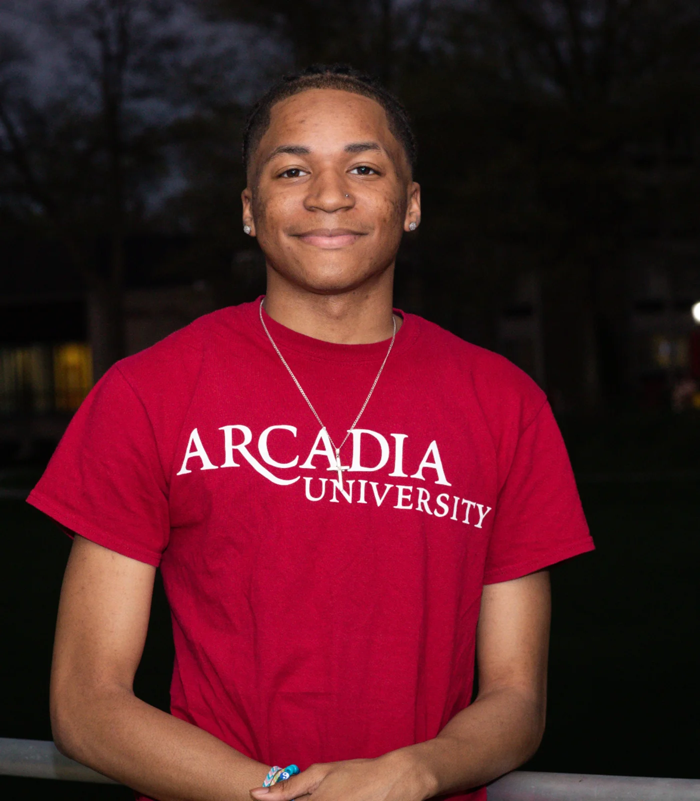 A Summer Orientation Leader in a red shirt