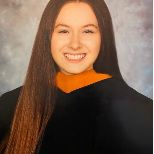 The headshot of Lauren Hoopes.