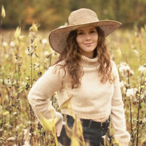 Zoey Ritter ’25 in a field of flowers.