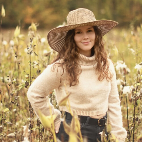 Zoey Ritter ’25 in a field of flowers.