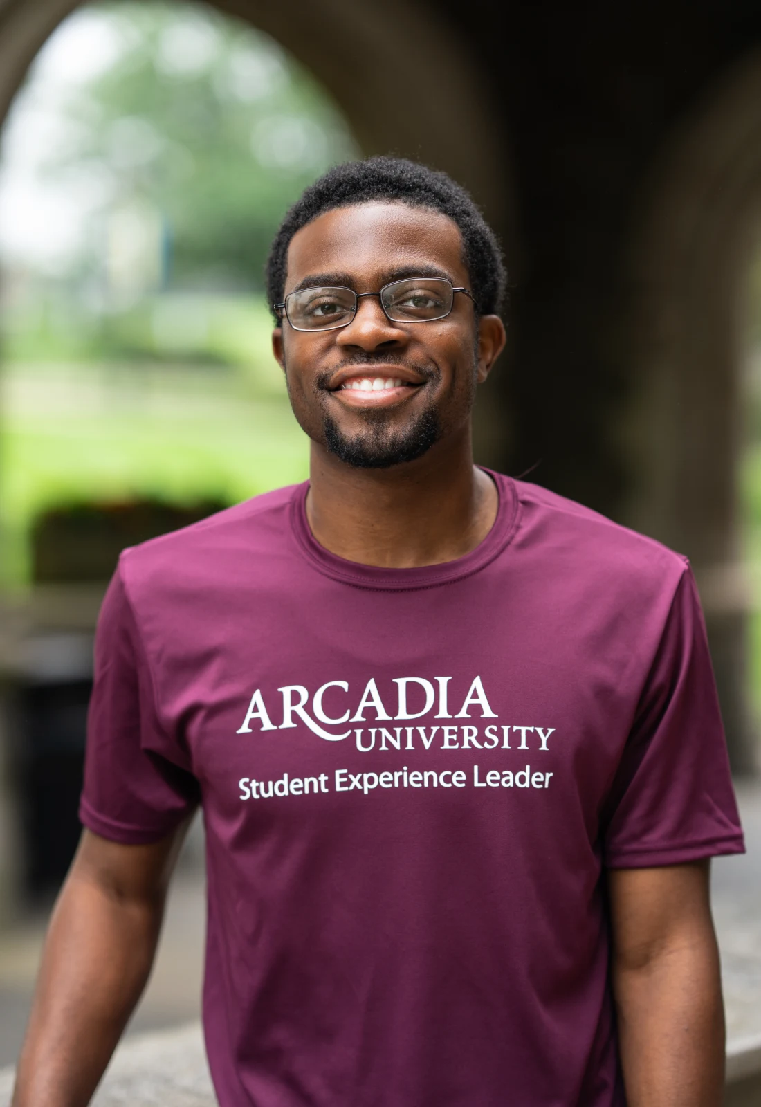 Headshot of Darius Isaac wearing a purple Student Experience Leader t-shirt.