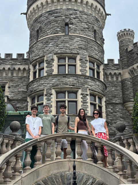 Students from Universidad San Pablo-CEU (USP-CEU) and Universidad CEU Cardenal Herrera (CEU-UCH) standing in front of Grey Towers Castle on Arcadia's campus.