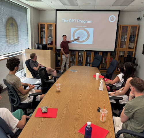 Students from Universidad San Pablo-CEU (USP-CEU) and Universidad CEU Cardenal Herrera (CEU-UCH) sit in on a physical therapy lecture