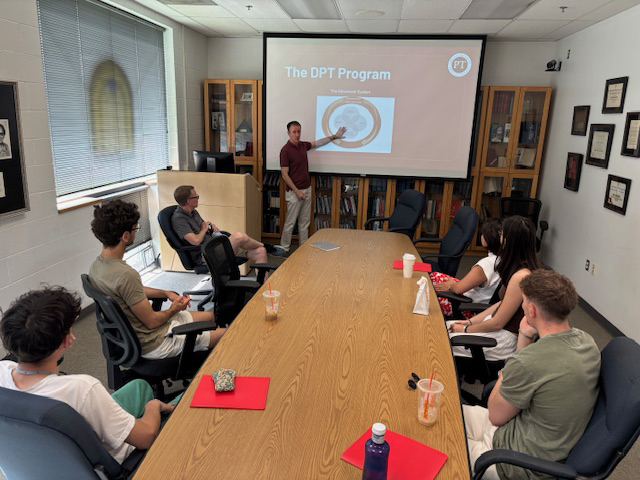 Students from Universidad San Pablo-CEU (USP-CEU) and Universidad CEU Cardenal Herrera (CEU-UCH) sit in on a physical therapy lecture