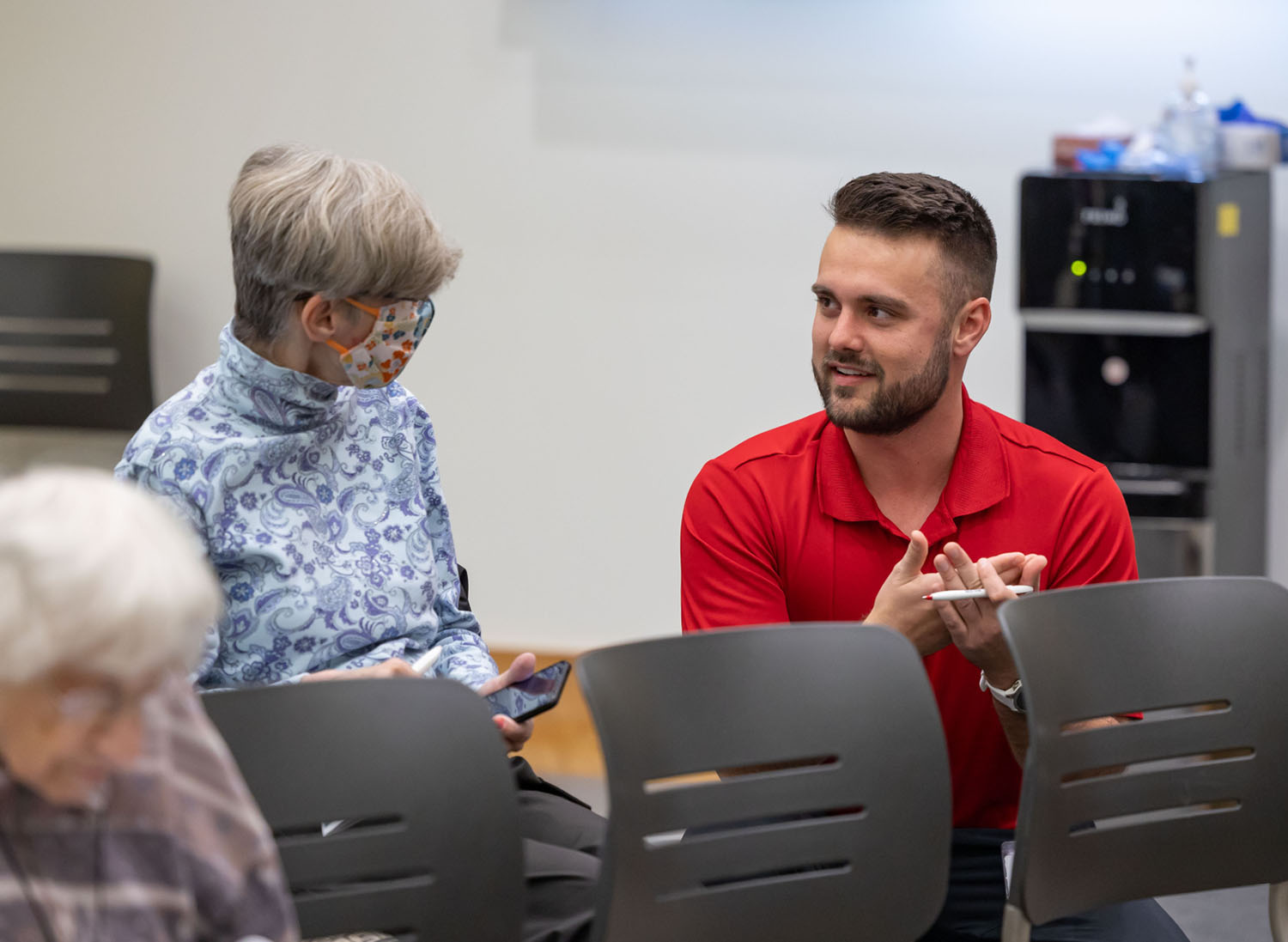 Zachary Runkle ’23, ’27DPT talking to a patient.