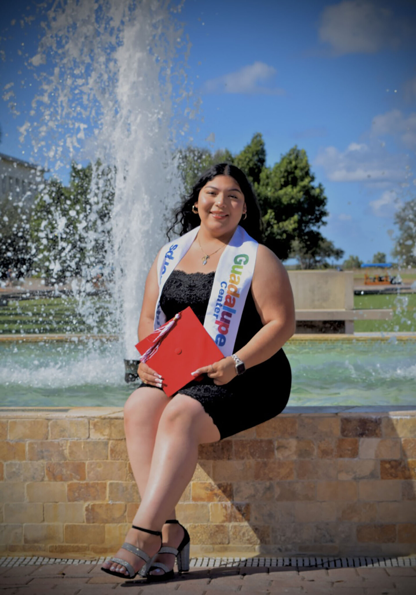 Fatima Frias-Perez ’29 in front of a fountain.