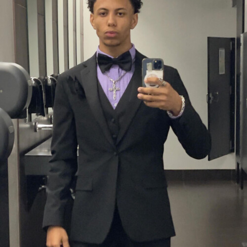 Aamire Gaskins ’29 in a suit.