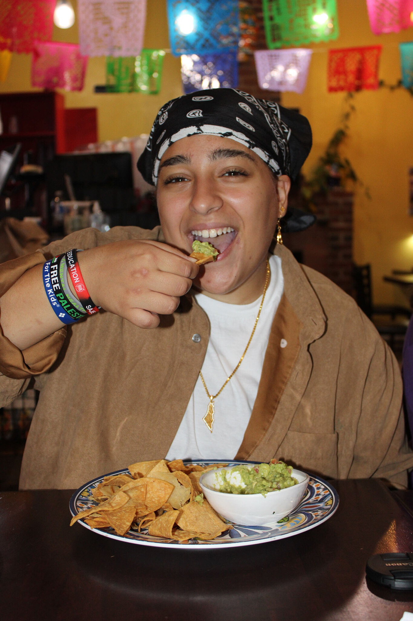 Roo Ahmad ’29 eating chips and guac.