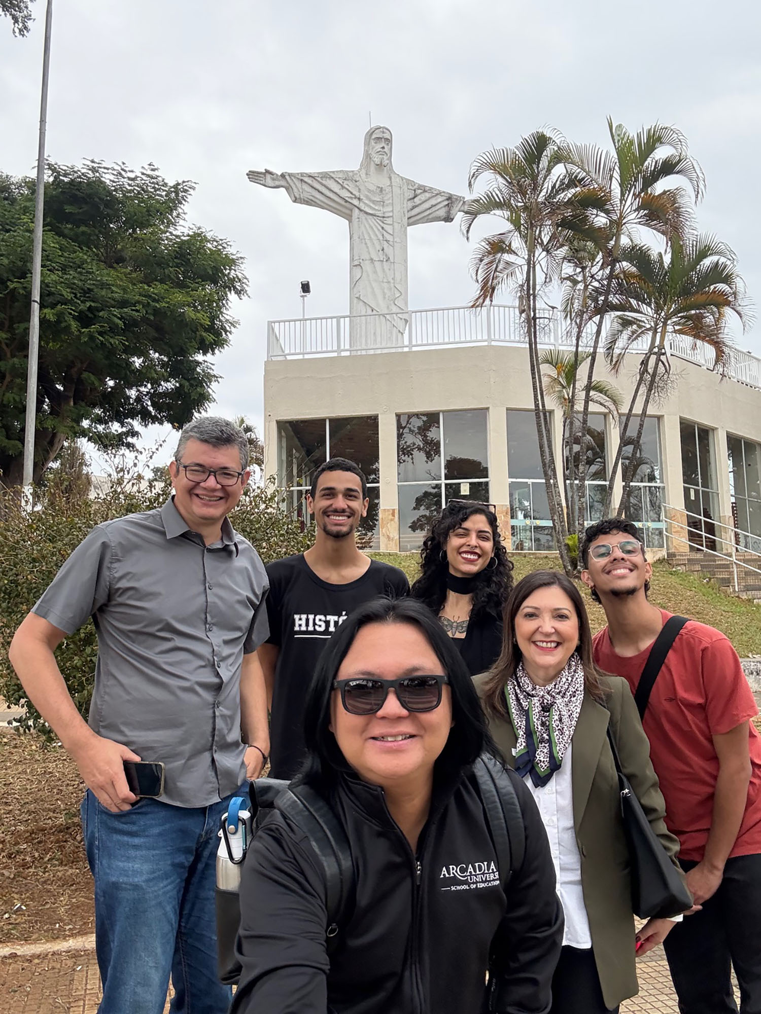 Dr. Macalalag with a group of people in front of Brazil's "Christ the Redeemer" statue.