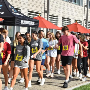 Students starting to walk during the THO 5K.