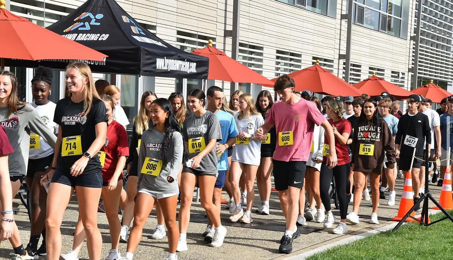Students starting to walk during the THO 5K.