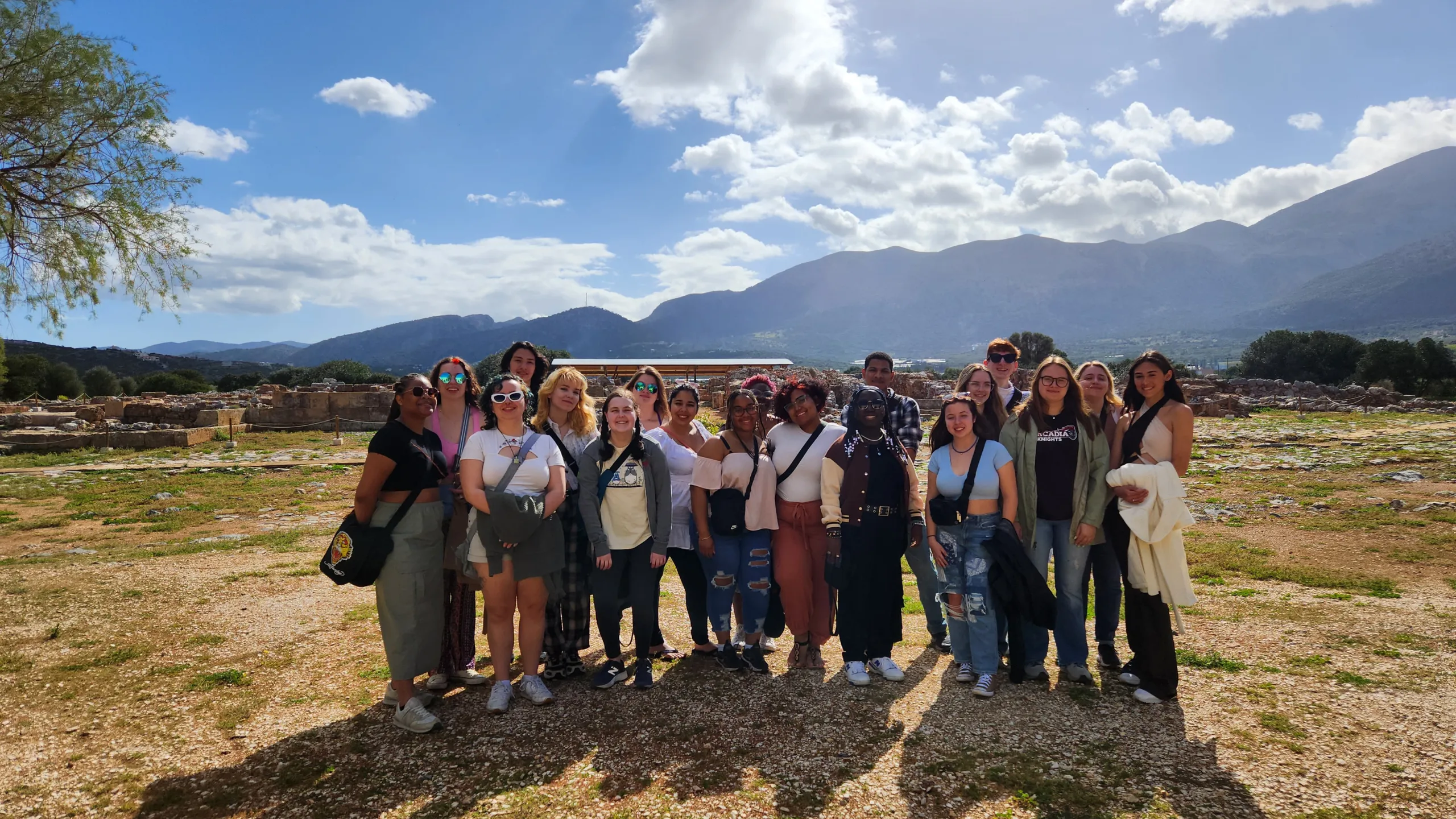 Blue mountains frame a large group of students in Costa Rice.