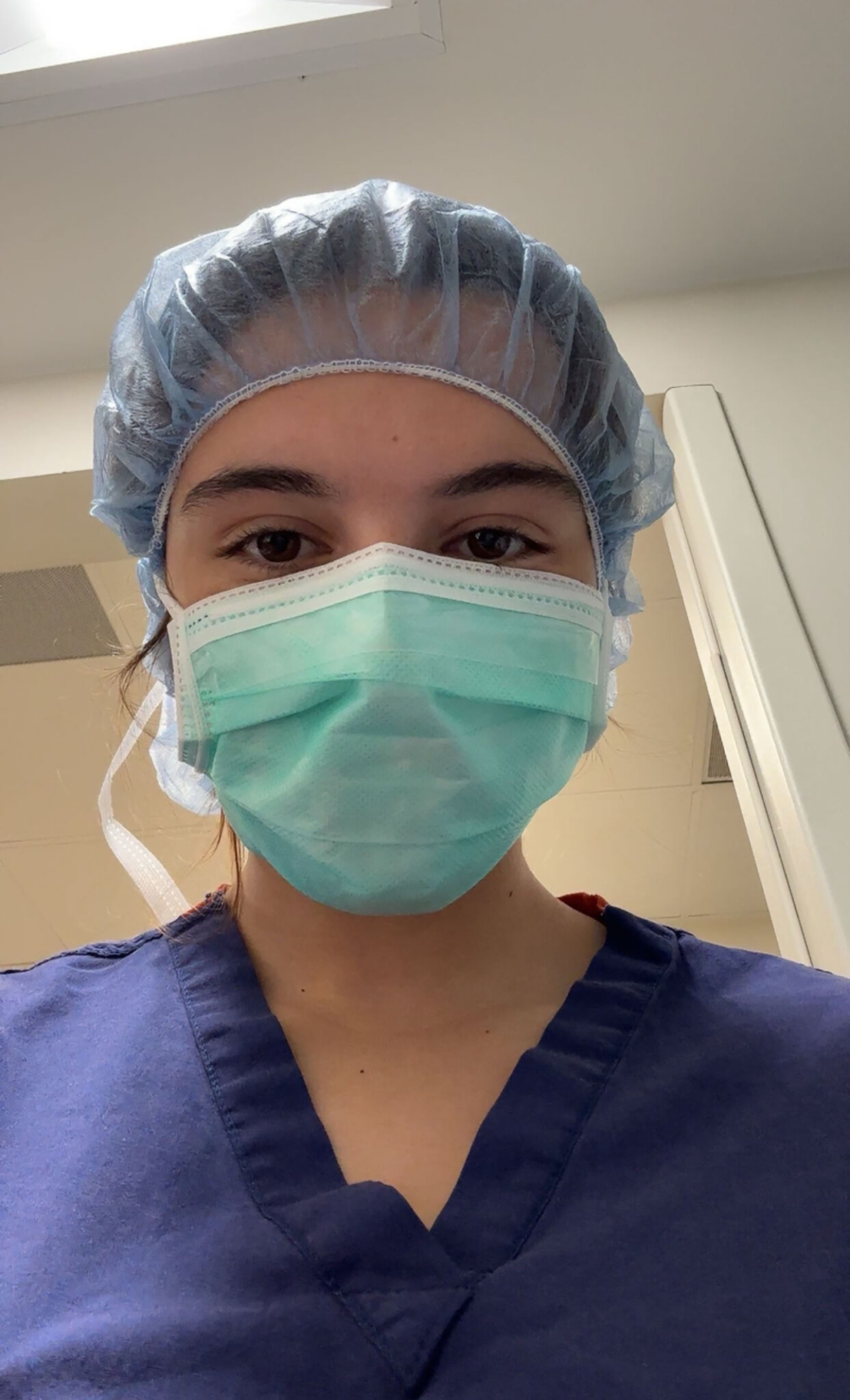 Abby Stephens ’26 in lab scrubs.