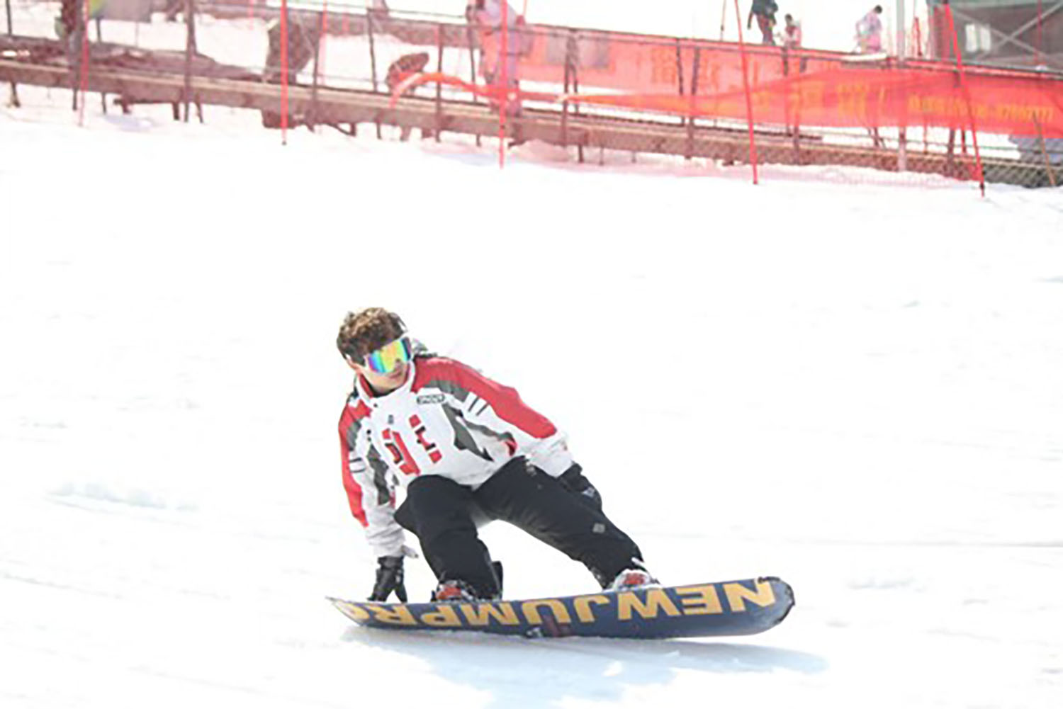 Lei Liu ’27 snowboarding.