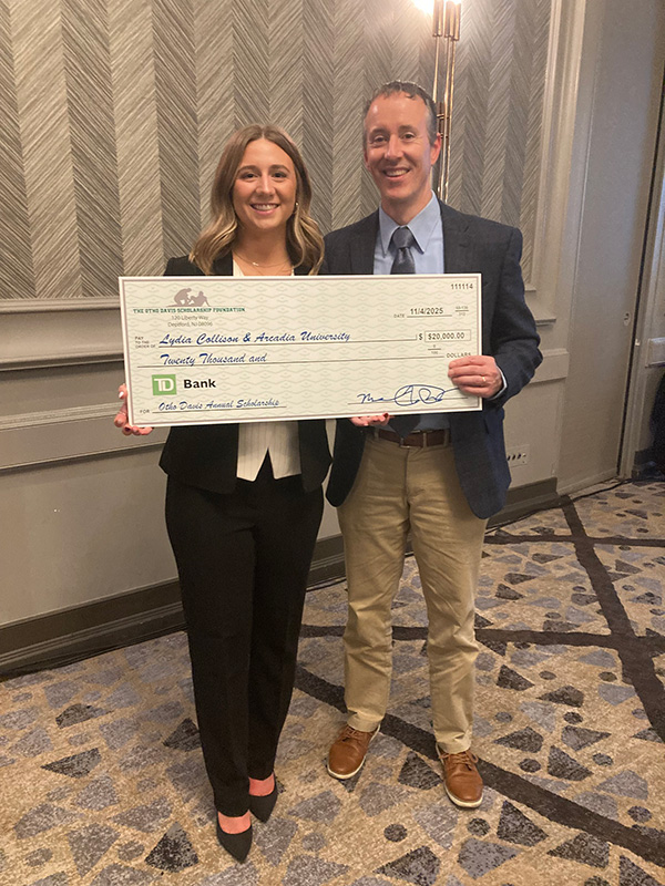 Lydia Collison ’26DPT with Dr. Michael Tevald at the Otho Davis Scholarship dinner