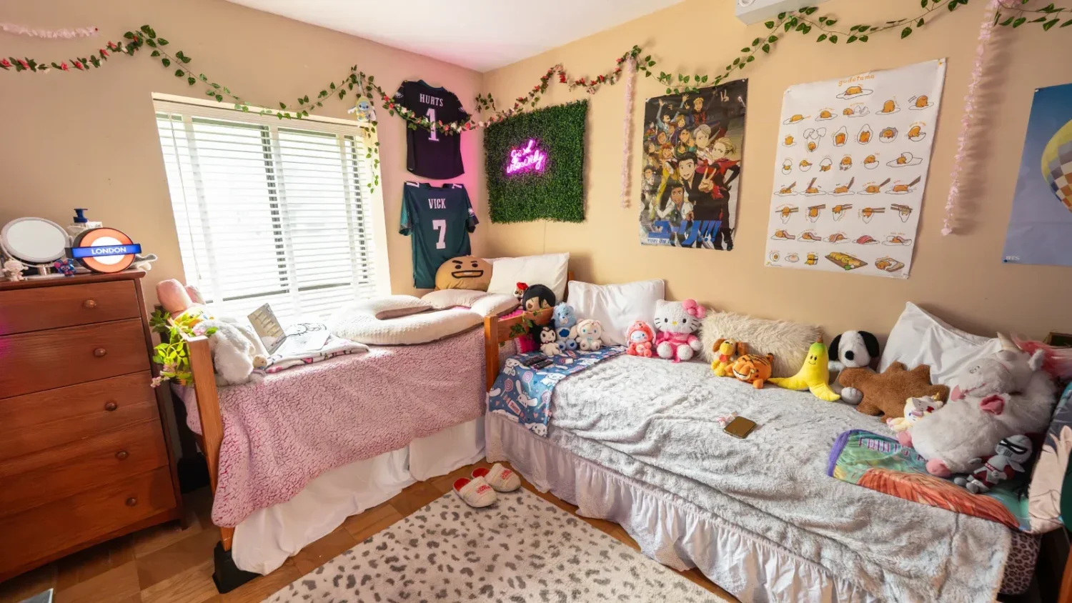 A view of a decorated bedroom in the Oak Summit Apartments where two beds are set up perpendicular to each other.