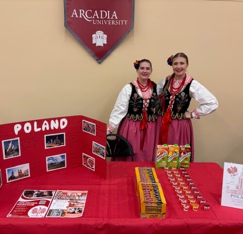 Diana Garderewicz ‘29 and Julia Gabryszewski ‘26 represent Poland at the Arcadia Culture Fair