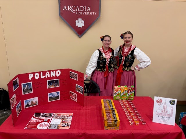 Diana Garderewicz ‘29 and Julia Gabryszewski ‘26 represent Poland at the Arcadia Culture Fair