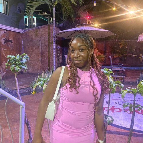 Azariah Giddings ’27 standing in front of a palm tree.