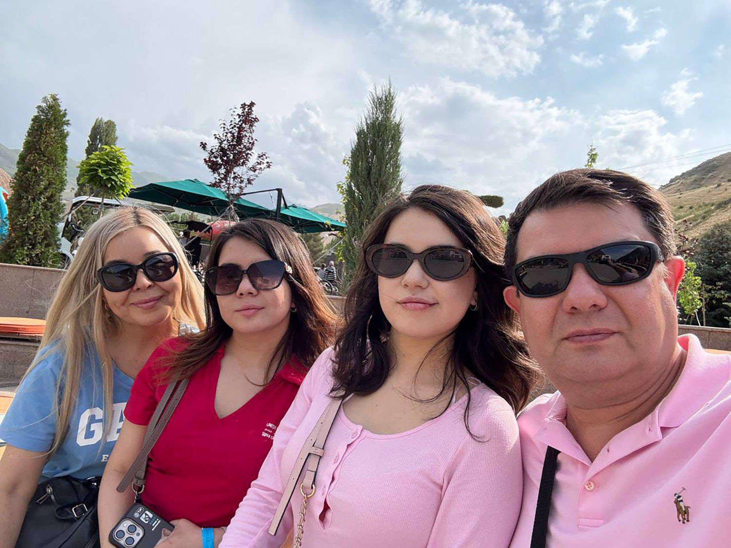 Nelly (second from left) and Ameliia (third from left) Tyncherova ’26 with their parents.