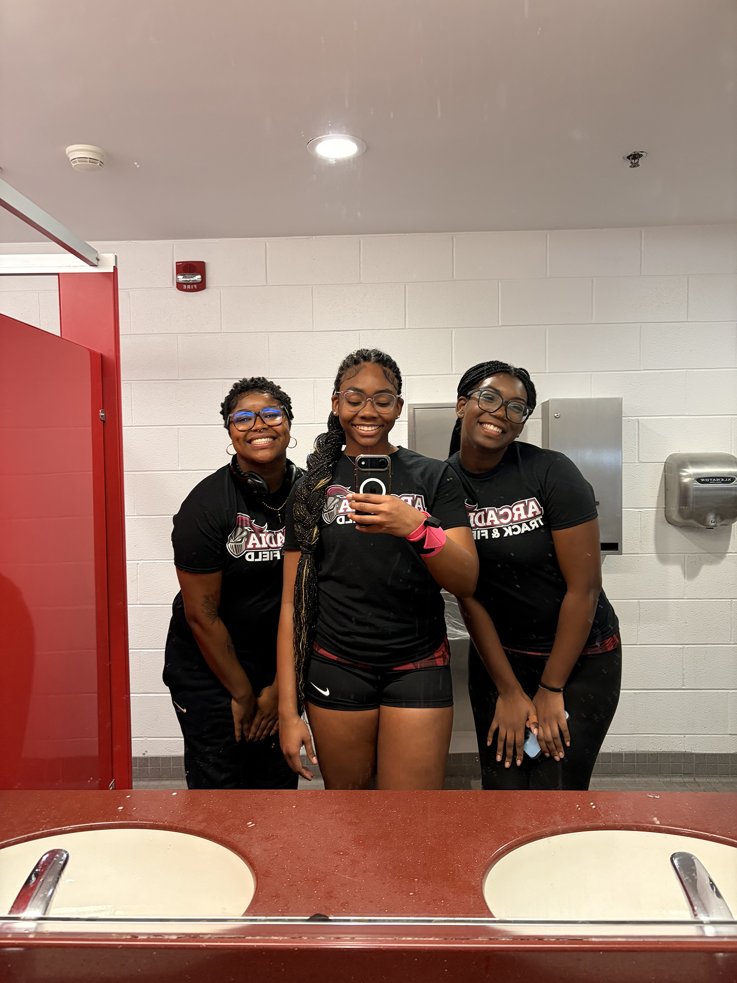 Donya Baxter ’26 with friends in a mirror.