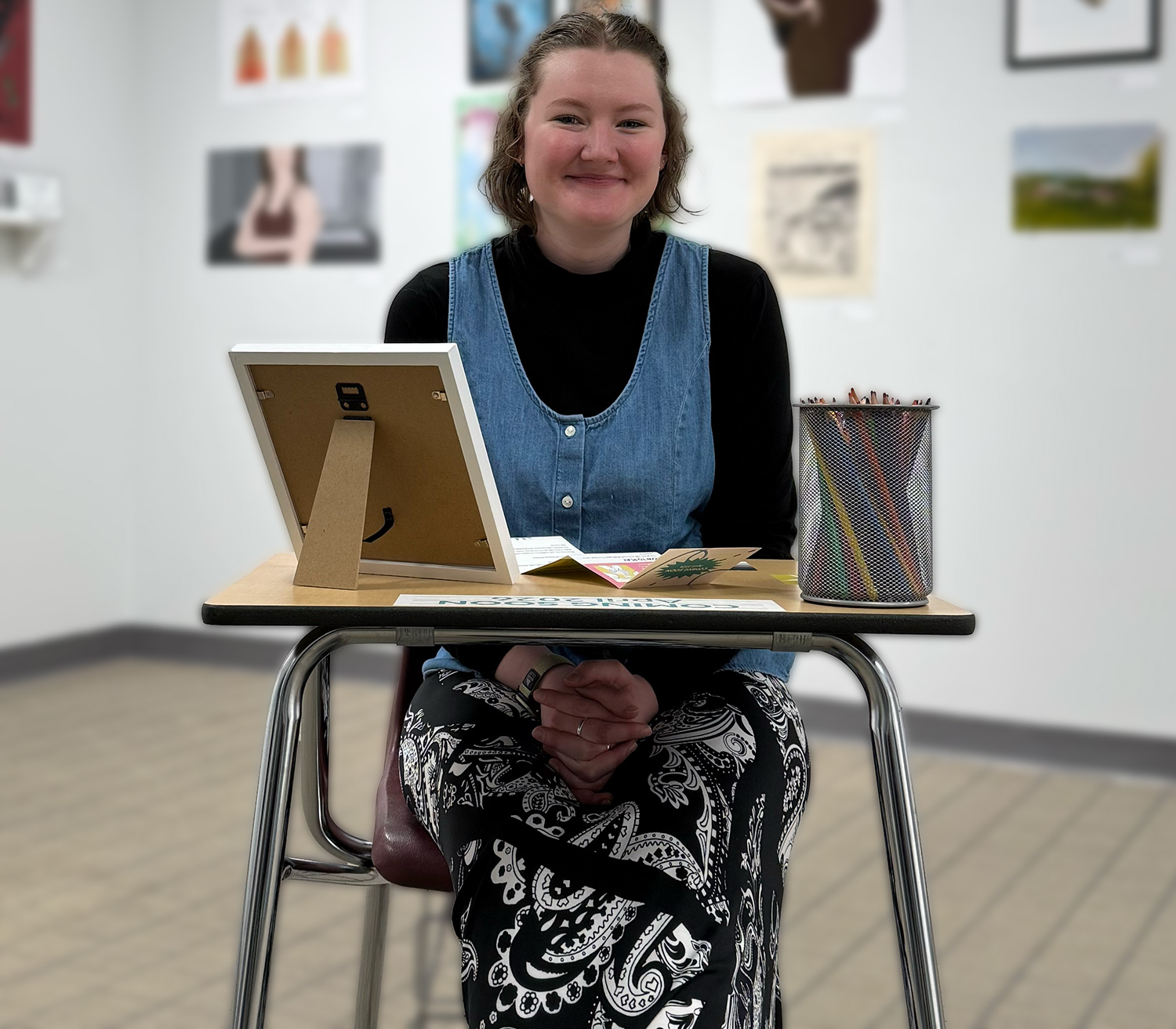 Becca Hoyer ’26 at a desk.