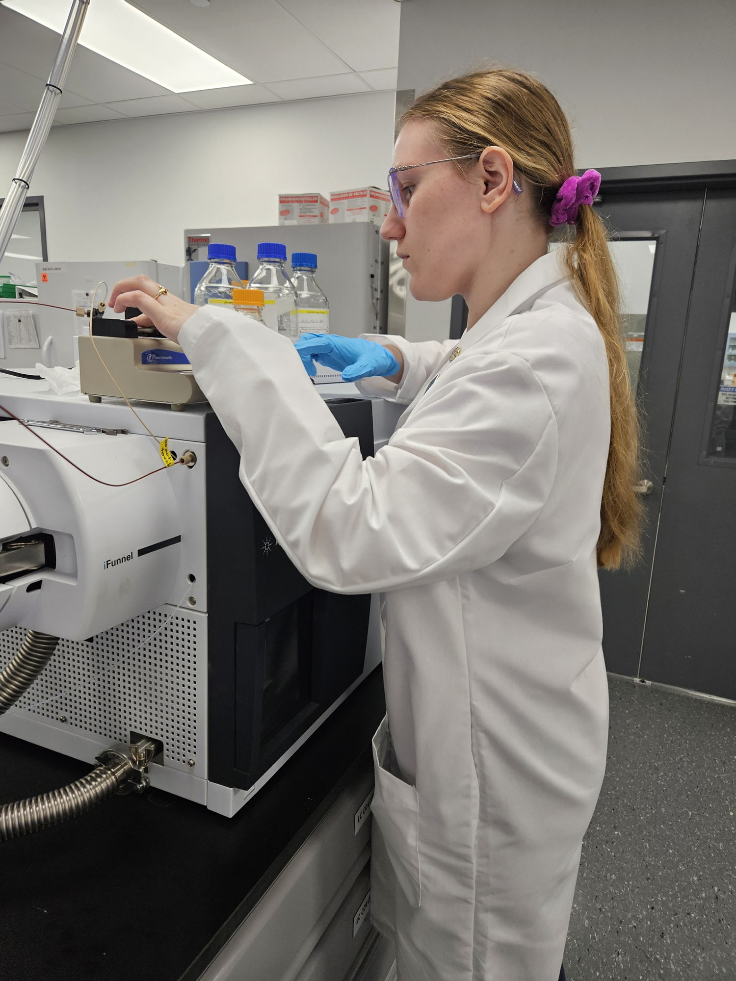 Mary Matya ’26M working with forensic equipment.