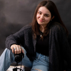 Marina Rios ’26 holding a camera.
