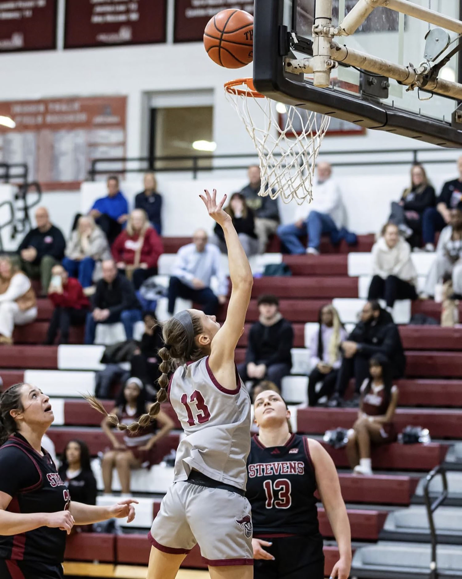 Delaney Bell ’26 shooting the basketball.