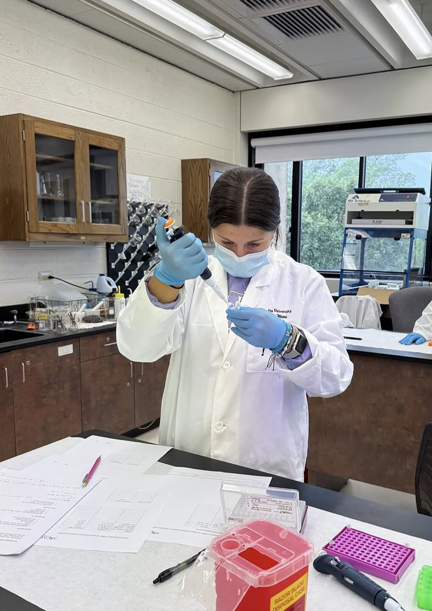 Hailee Weiss ’26M conducting a test with forensics equipment.