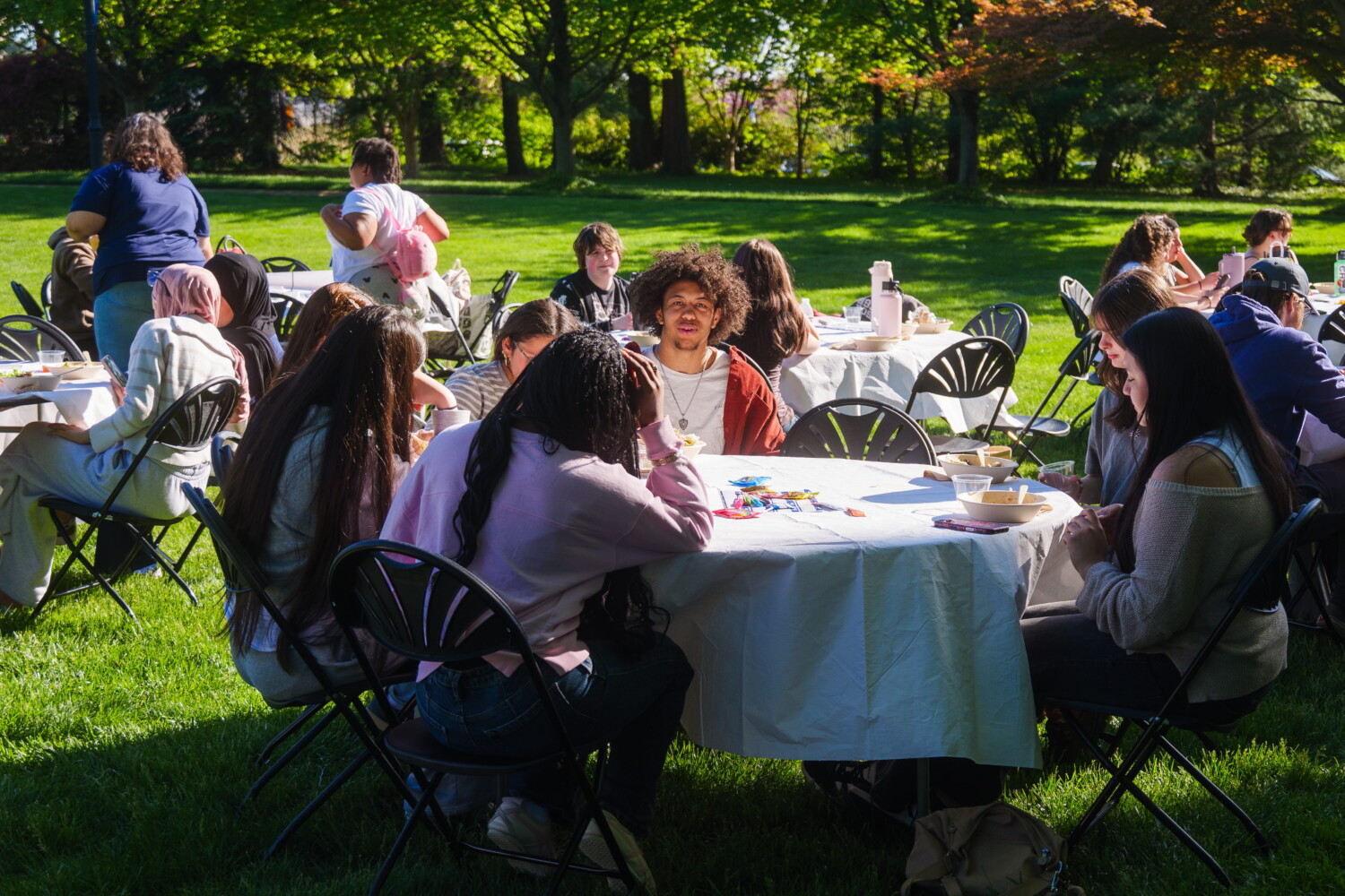 Students enjoy a meal at the 2026 Honors Pollenpalooza event.