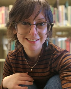 Honors Convocation 2025 award recipient Molly May Jones smiles with a bookshelf behind her.