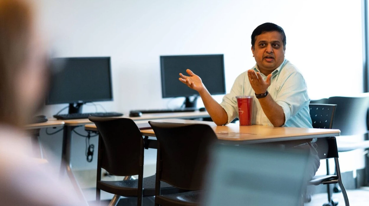 Professor Raghu Kurthakoti teaches a marketing class.
