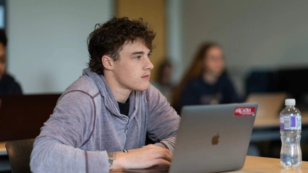 A student listens to a lecture.