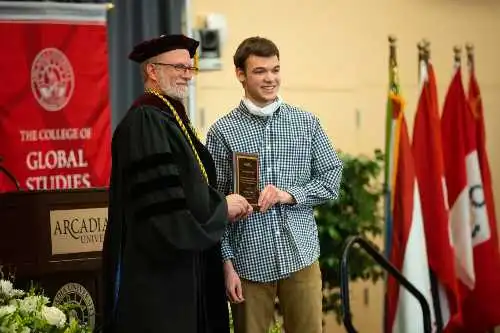Garrett Knox Honors Convocation accepts award on stage.