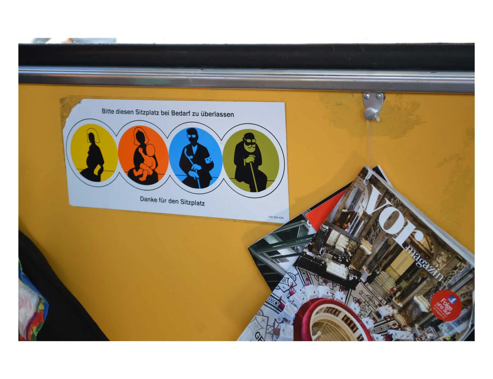 a sign depicting icons of people sitting, the text on the sign is in German