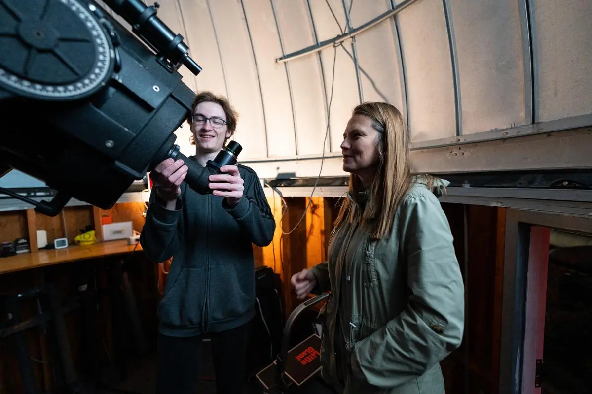 Paul and Tatjana working with a telescope.